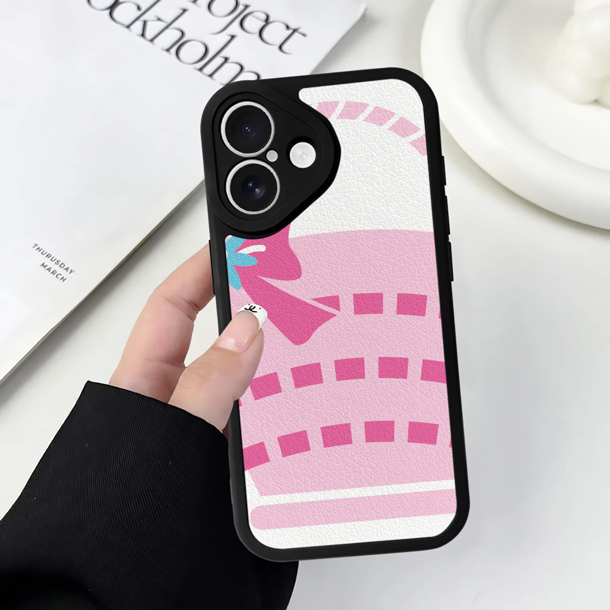 （画像用） Hello Kitty ハローキティ 【iPhone 16シリーズ対応】シリコンスマホケース（レザー調） 材質：シリコン